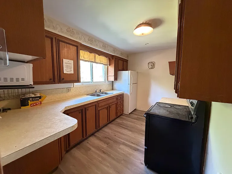 221 Montgomery St — Photo 9