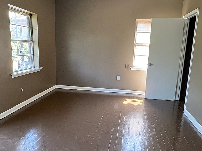 261 E Trigg Ave — Photo 9