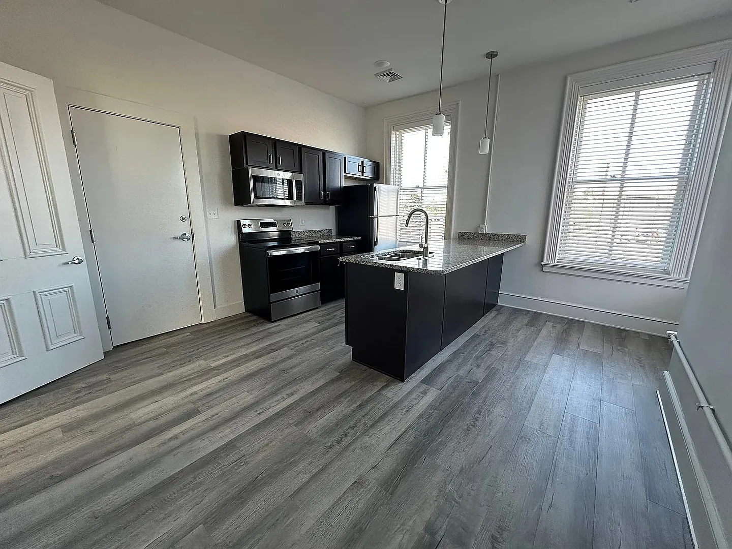 325 W Market St — Photo 3