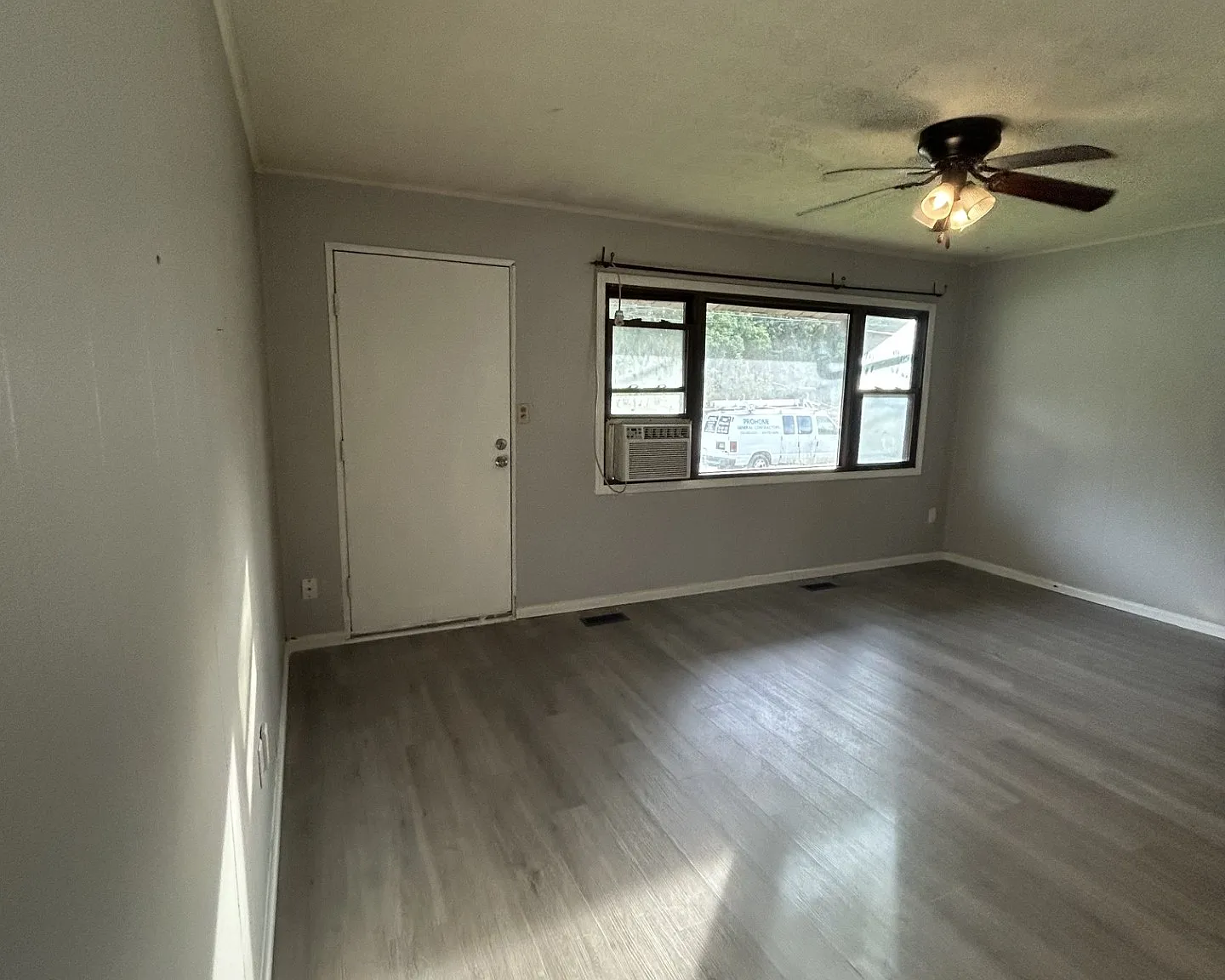 3 bed, 960 sqft, $1,600 — Photo 4