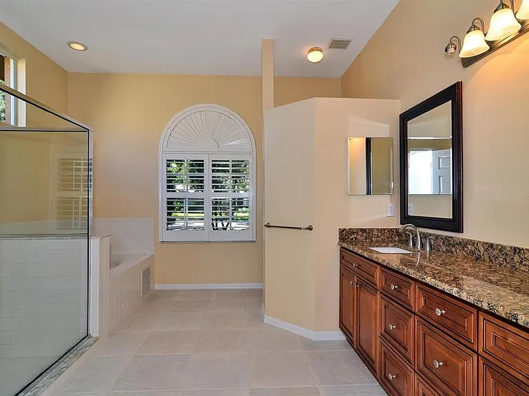 4305 Round Lake Ct — Photo 14
