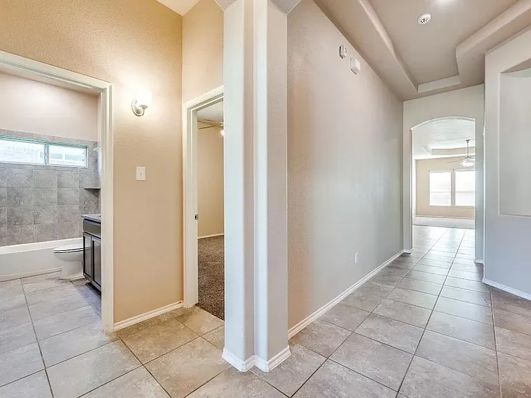 2025 Lake Vista Dr — Photo 4