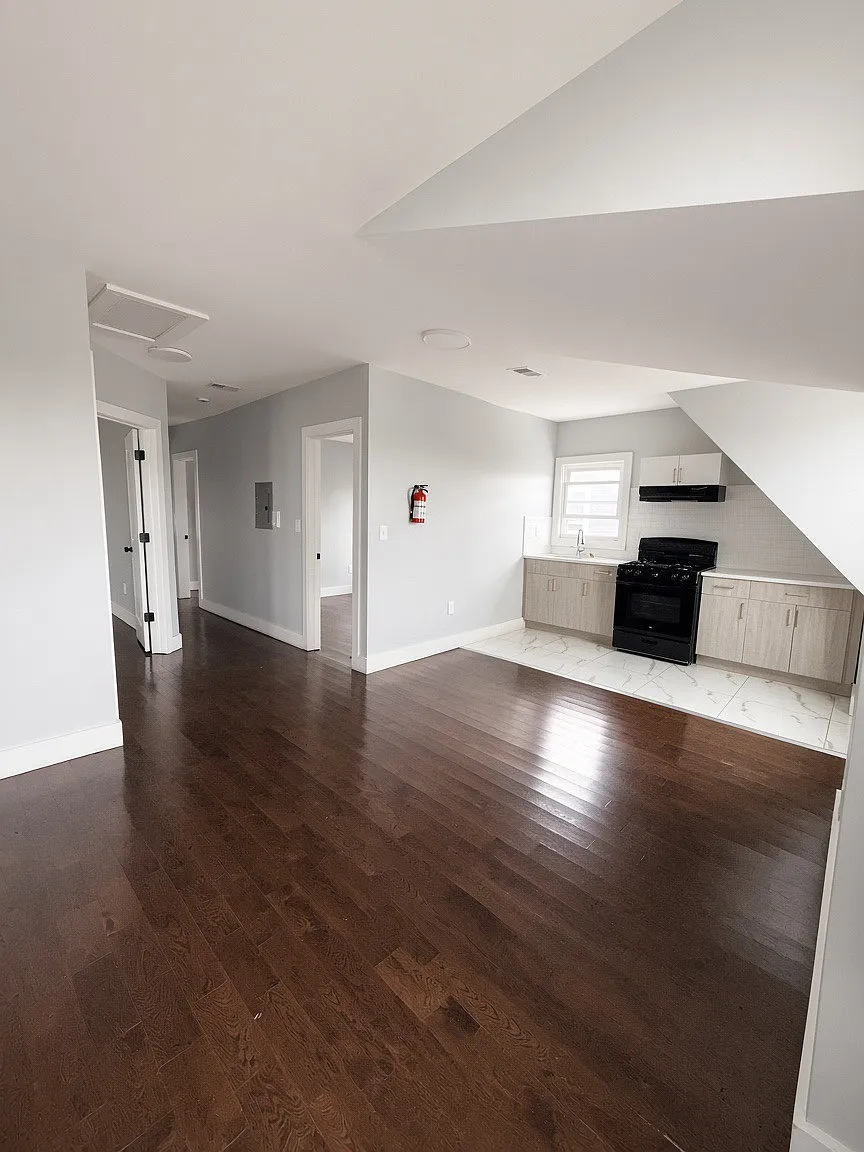 3 bed, 2200 sqft, $2,100 — Photo 2