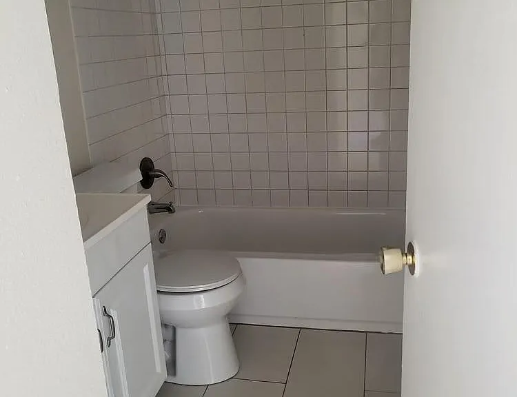 3206 W Azeele St #215 — Photo 7