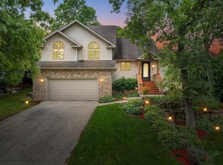 112 Oak Tree Dr, Mount Horeb, WI 53572