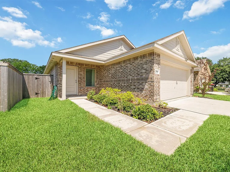 17935 Becker Landing Dr — Photo 2