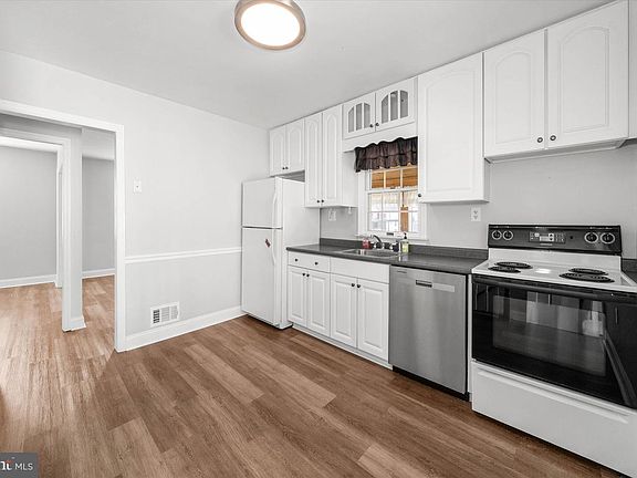 3rd image of 107 Lexington Dr
