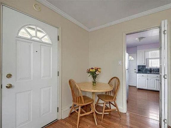 5th image of 10 Floral Ln