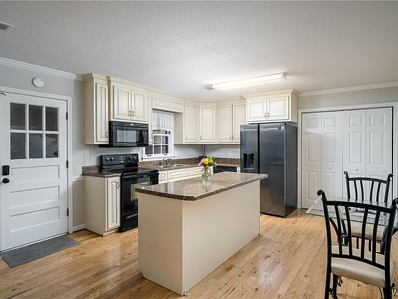 5th image of 3721 Blackberry Ln