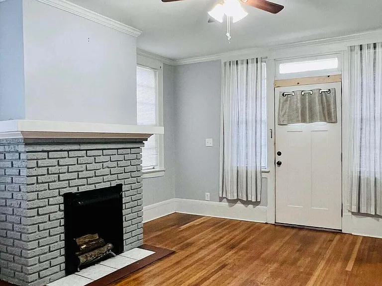 2302 College St — Photo 2