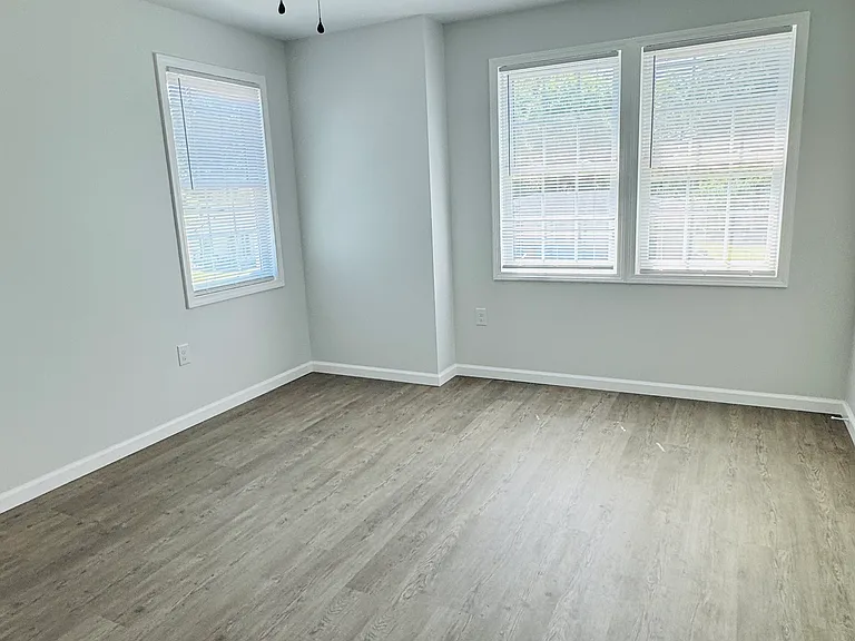 211 S Lee Ave — Photo 3