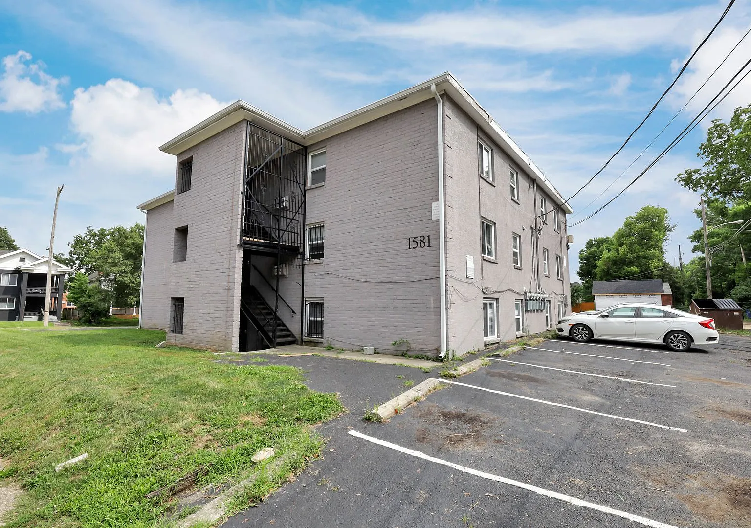 1581 E Mound St — Photo 2