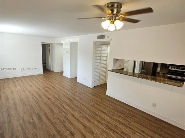 3252 Foxcroft Rd APT 216, Hollywood, FL 33025