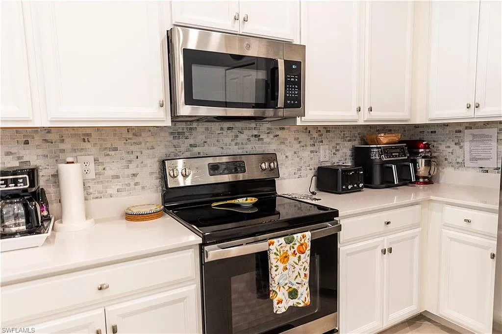 3 bed, 2.0 bath, 1389 sqft, $4,000 — Photo 4