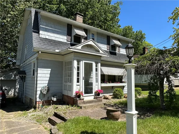 835 4th St, Charleston, IL 61920