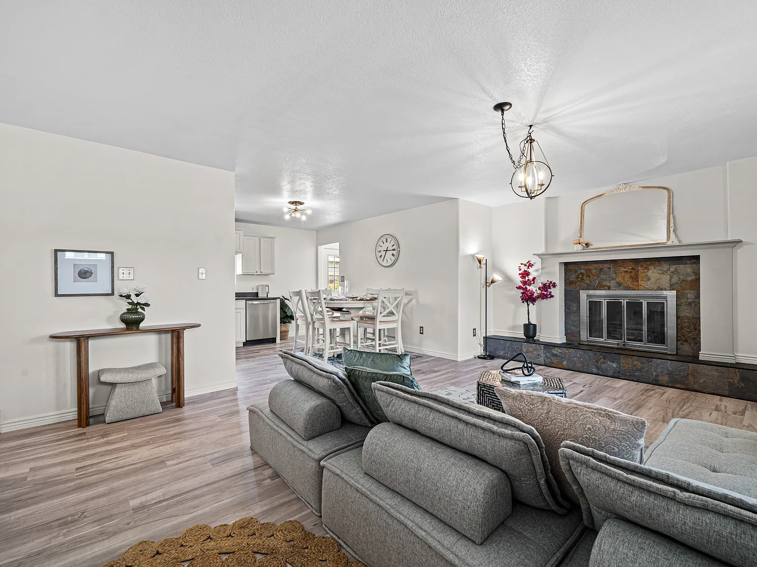 4 bed, 2214 sqft, $2,750 — Photo 2