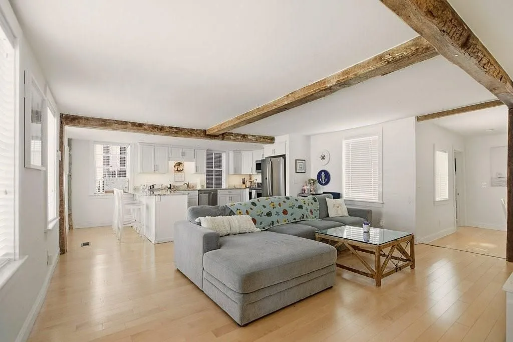 4 bed, 3.0 bath, 2200 sqft, $4,000 — Photo 3