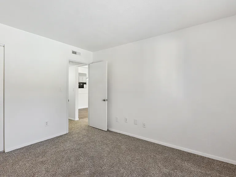 Fairway Club Apartments — Photo 39