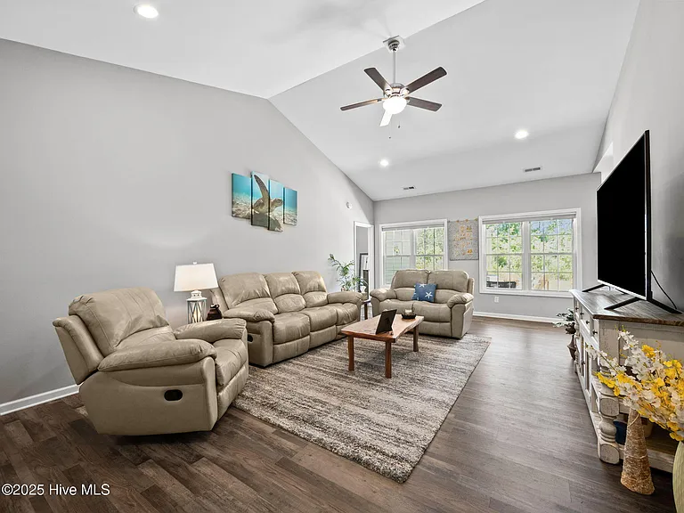 512 Hazelwood Dr — Photo 5