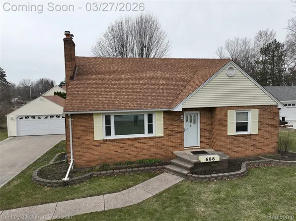 688 New Hampshire Ave, Marysville, MI 48040