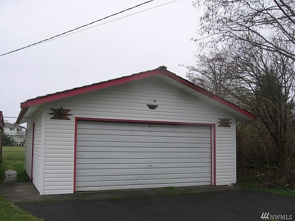 2nd image of 401 Octopus Ave NE