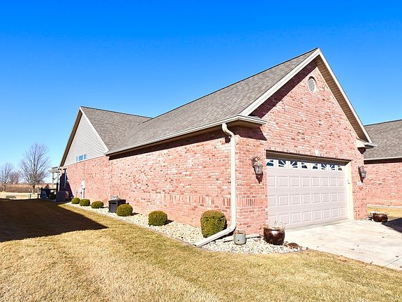 3rd image of 1915 Dunraven Rd