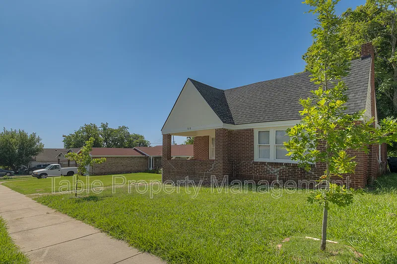 2 bed, 1.0 bath, 995 sqft, $900 — Photo 1
