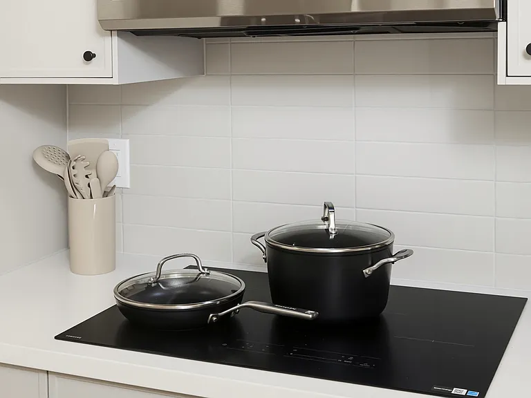 Brand-new modern kitchen with electric cooktop (Pic 4)
