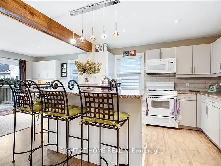 529 Simcoe St — Photo 6