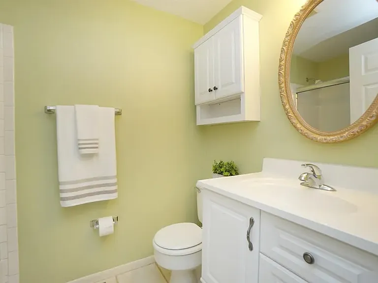 Upstairs full bathroom with tub