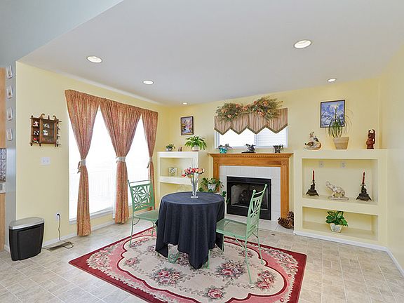 Hearth room/breakfast room off of kitchen.