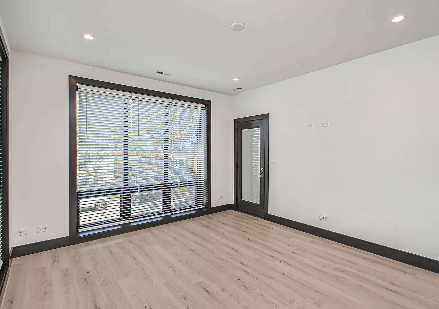 6500 S Ingleside Ave — Photo 2