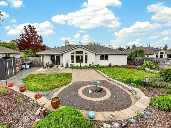 148 Meadow View Dr, Phoenix, OR 97535