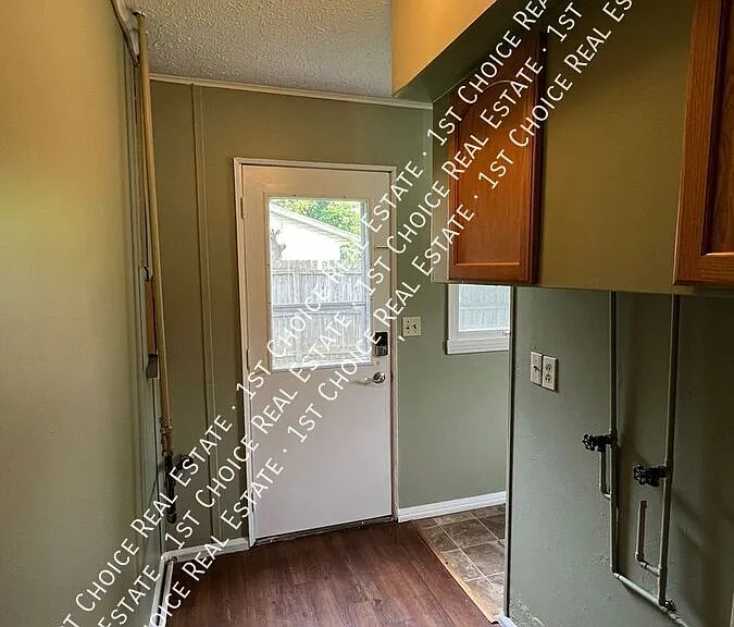 1527 Owen St — Photo 14