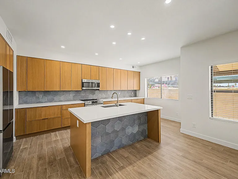 2084 N Sunset Dr — Photo 14