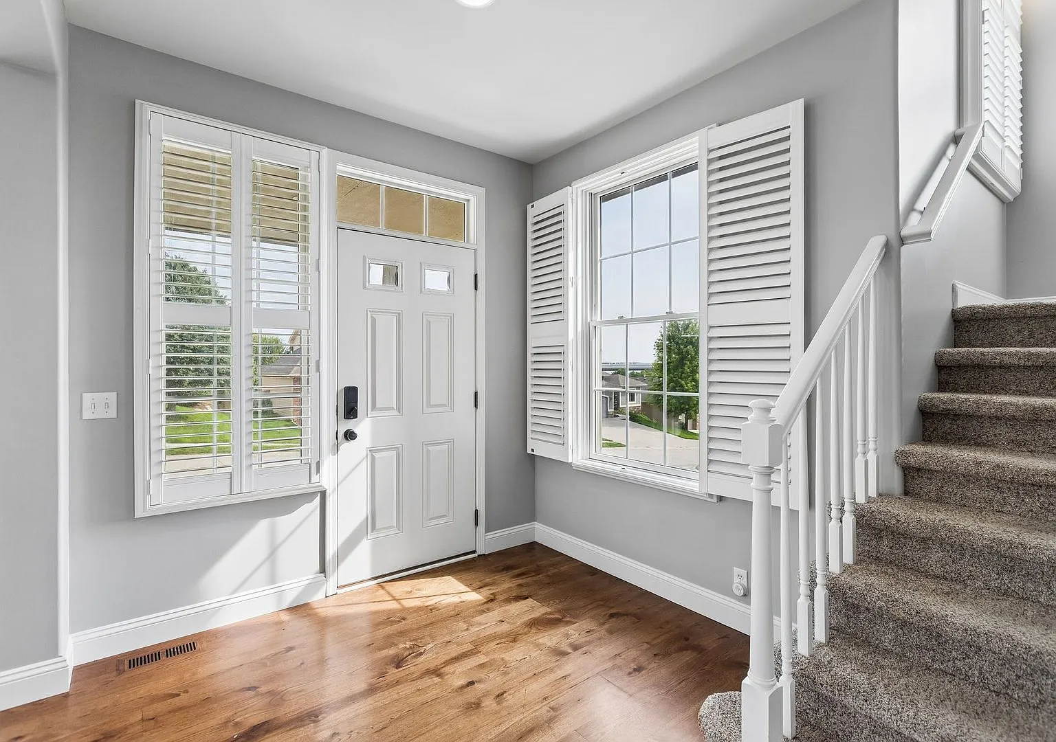 Gorgeous 4 Bedroom In The Grove!! — Photo 4
