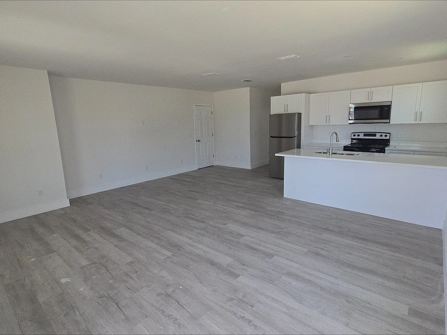 3 bed, 1200 sqft, $1,650 — Photo 2