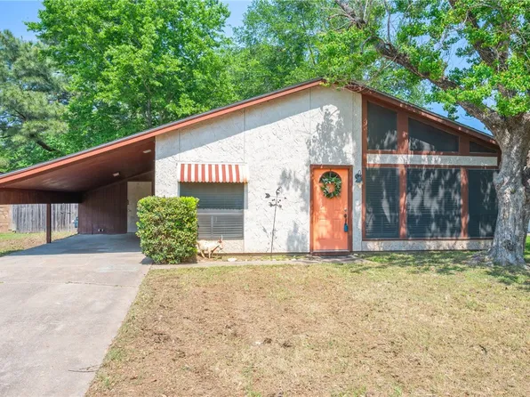 3005 Longleaf Dr, College Station, TX 77845