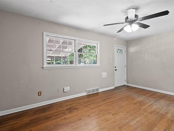 3rd image of 1229 Leslie Ln