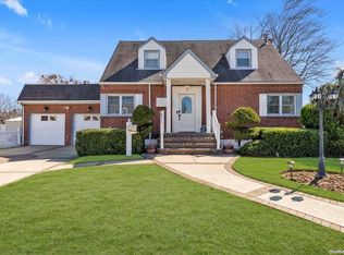 2 Tottenham Pl, New Hyde Park, NY 11040