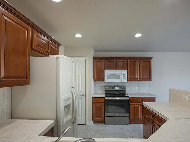4026 Berwick Ln — Photo 8
