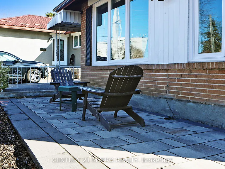 56 Bailey Cres #MAIN — Photo 3