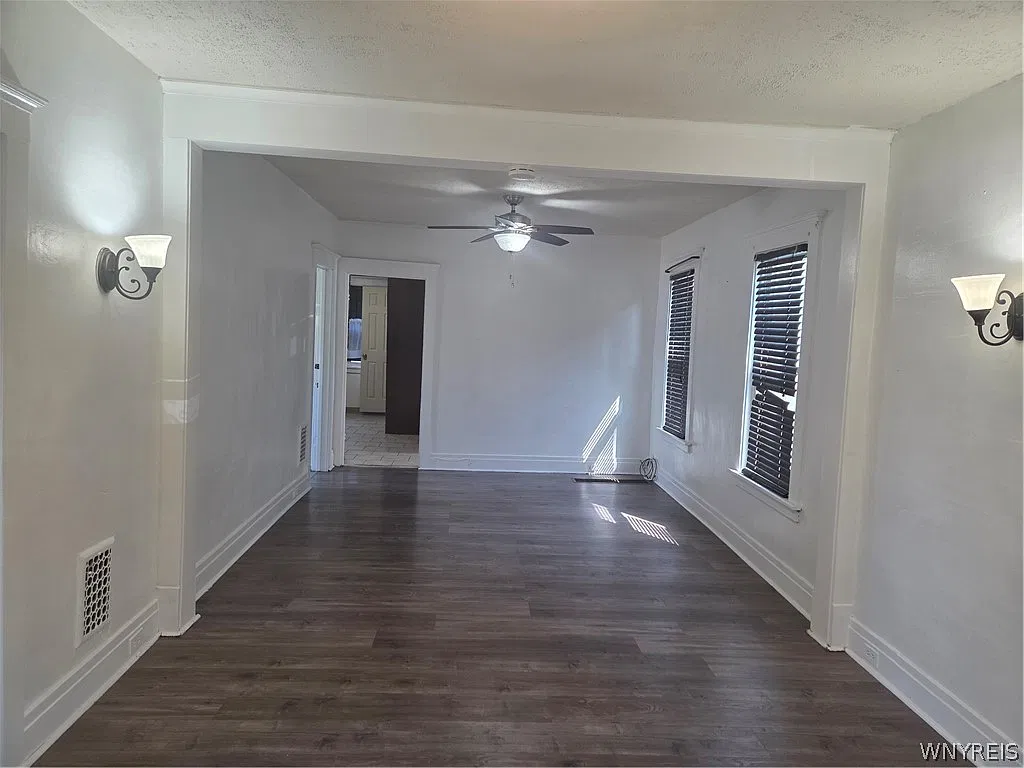 2 bed, 1.0 bath, 820 sqft, $1,300 — Photo 2