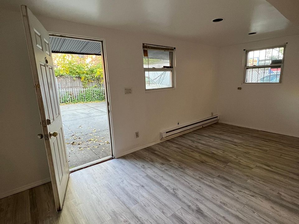 Bonus room w/ view of backyard