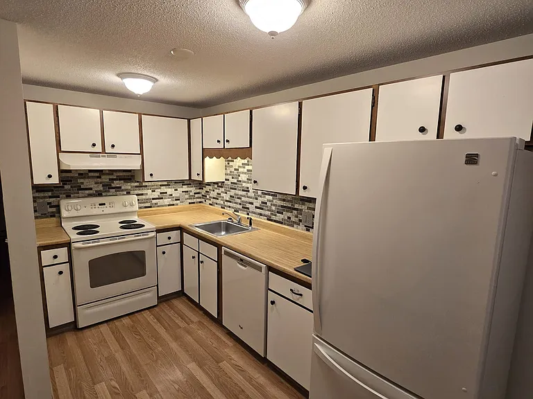 812 Court St #D — Photo 10
