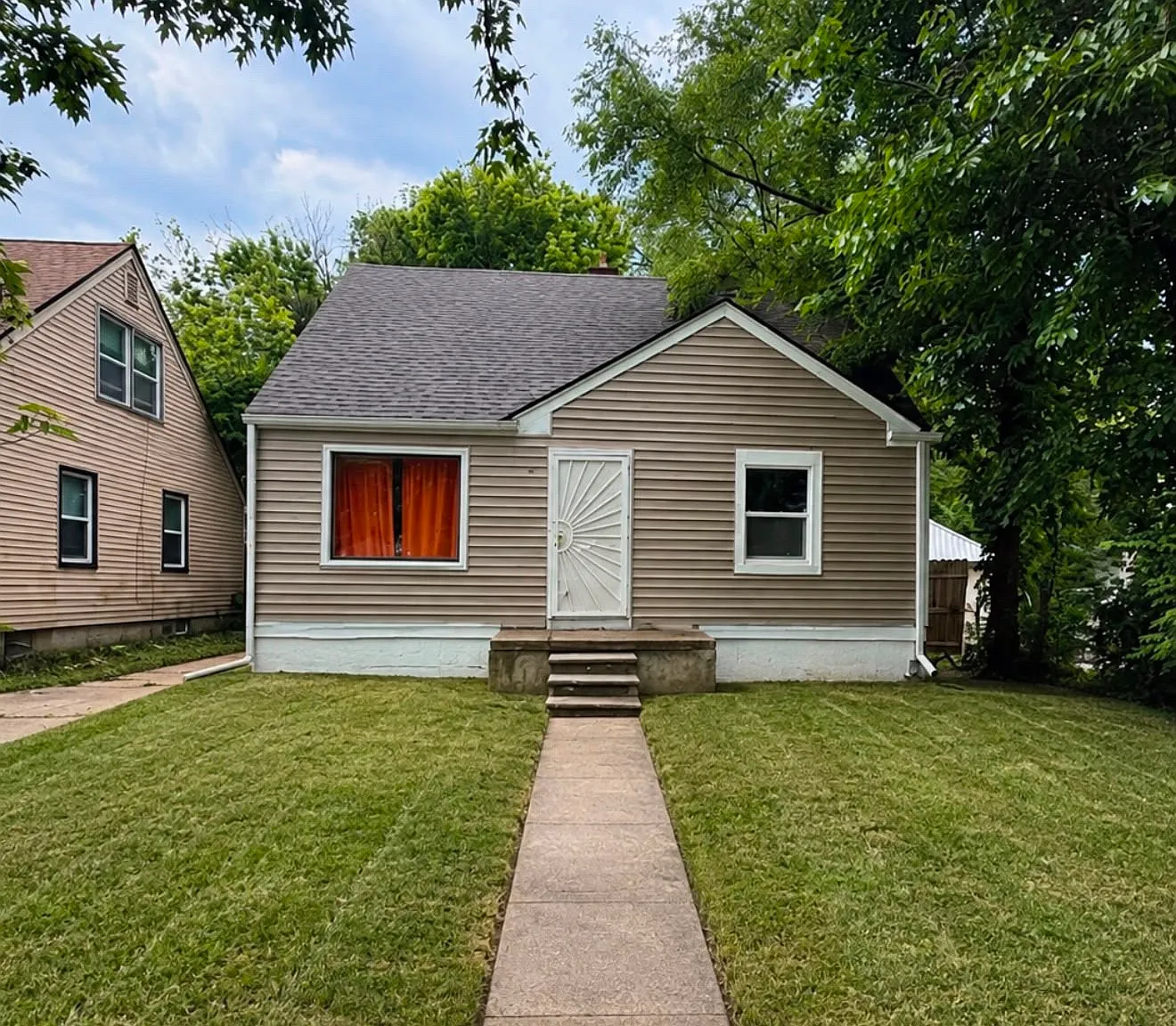 3 bed, 885 sqft, $1,350 — Photo 1