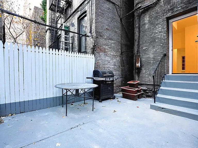 220 W 20th St #1RW — Photo 10