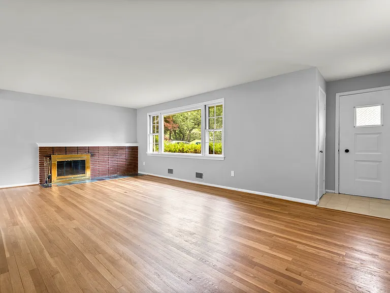 4907 Elsmere Ave — Photo 3
