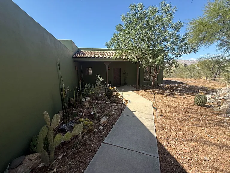 9731 E Kleindale Rd — Photo 2
