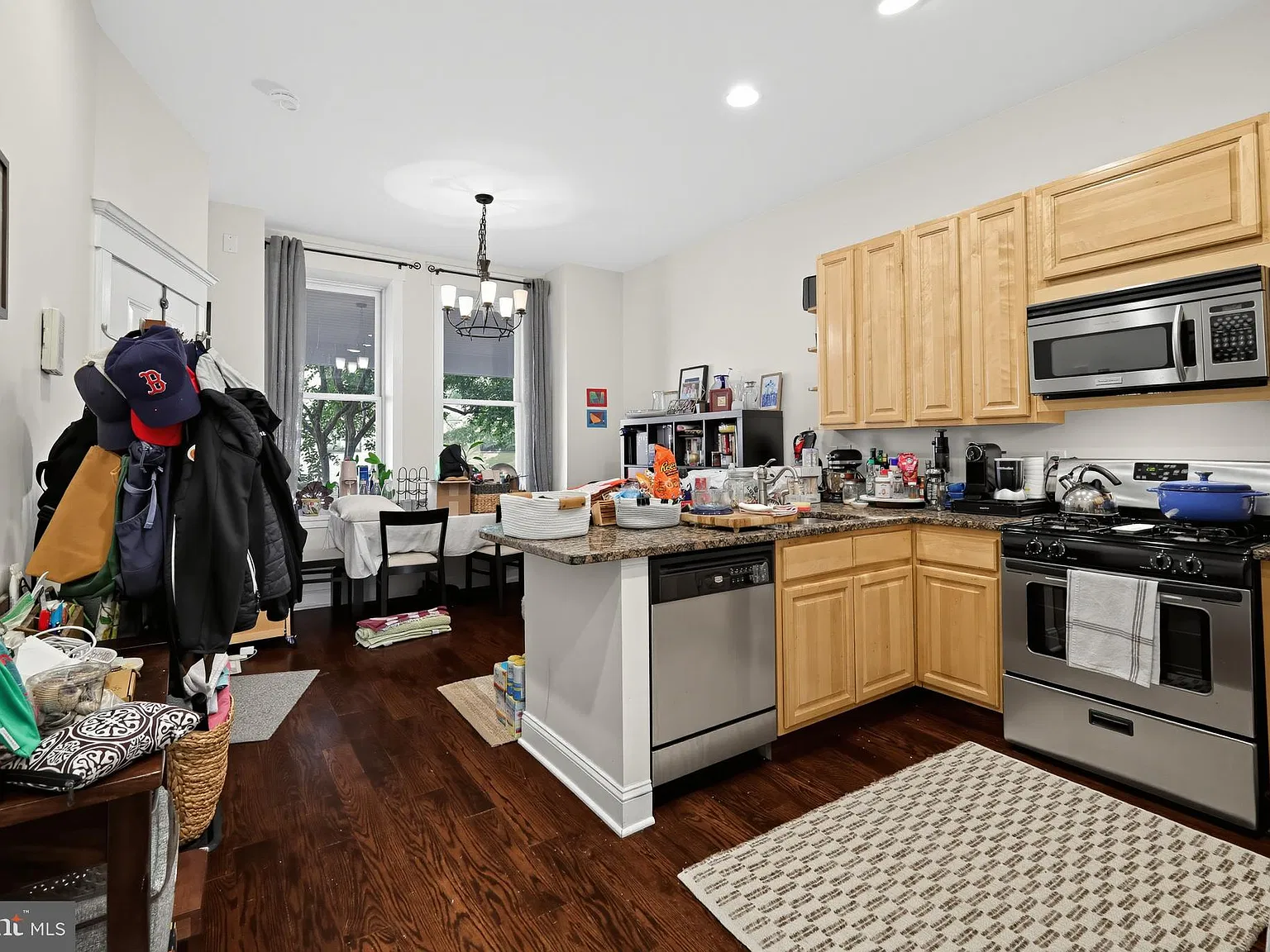 3 bed, 3.0 bath, 2000 sqft, $4,900 — Photo 3